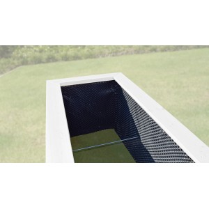 Vista interna del letto rialzato Weka con armadio grigio, pellicola alveolare e griglia di protezione per le arvicole.