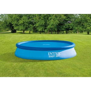 Piscine Intex Easy avec couverture solaire Ø 366 cm dans le jardin.