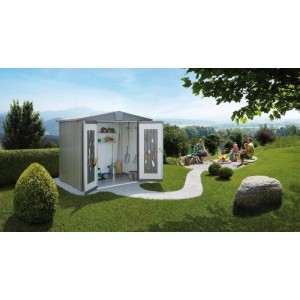 Abri de jardin métallique Biohort Europa gris quartz, portes ouvertes, outils de jardin, famille dans le jardin.