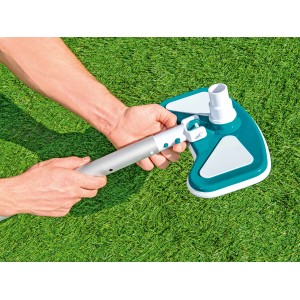 Testa a spazzola aspirante Bestway Flowclear per aspiratore piscina, collegata con un palo.