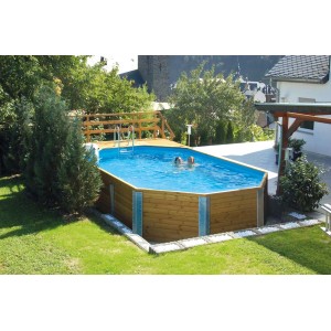 Piscine en bois Weka 594 dans jardin avec baigneurs. Piscine en bois massif avec échelle et local technique.