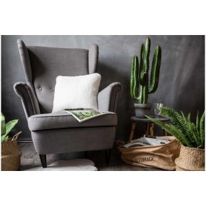 Coussin Coste blanc en polyester 40x40 cm sur fauteuil gris. Coussin décoratif pour salon.