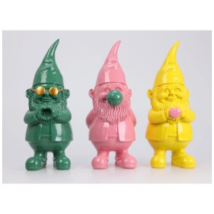 Drei bunte Gartenzwerge aus Polyresin, assortiert, als Dekofiguren für den Garten.