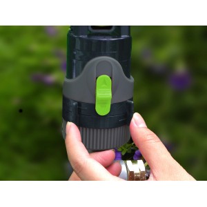Irrigatore Geka Multi con connettore: Dettaglio del collegamento con blocco verde.