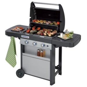 Barbecue a gas Campingaz 3 Series Classic L, griglia grigia con cibo e ripiani laterali.