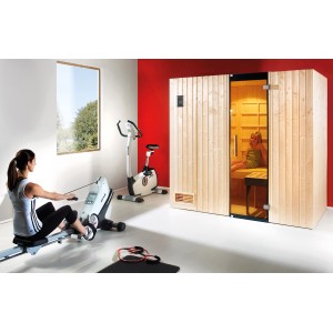 Cabine infrarouge Weka Uppsala Kombi BioS avec porte en verre et lambris en bois dans une pièce.