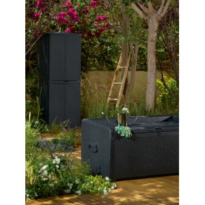 Mobile multiuso Keter Rattan color antracite in giardino, con box contenitore resistente alle intemperie in rattan.