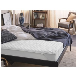 Protège-matelas Beliani Almanzor blanc 160x200 cm sur un lit.