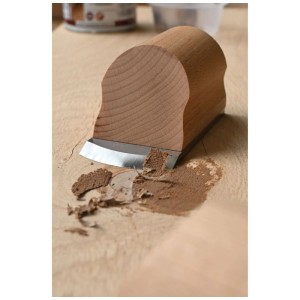 Rabot à main Kirschen Flatfix en action : rabot en bois avec lame en train d'enlever du mastic à bois.