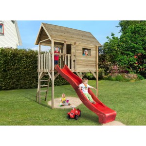 Casa sull'albero per bambini Weka Tabaluga con scivolo rosso e bambini in giardino.