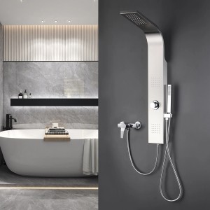 Miscelatore monocomando per doccia a parete cromato in bagno moderno.