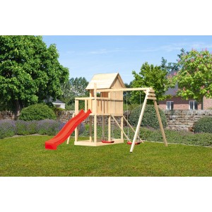 Maisonnette sur pilotis Karibu Frieda avec balançoire double, toboggan rouge et rampe filet dans le jardin.