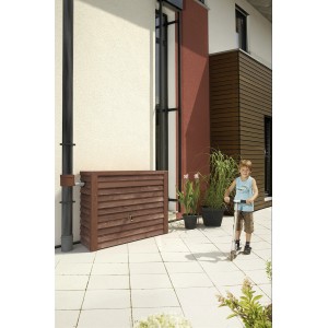 Serbatoio da parete per acqua piovana Garantia Woody 350 l Darkwood con bambino su monopattino davanti al muro di casa.
