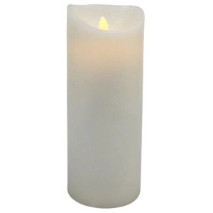 Weiße LED-Wachskerze (Ø 9 cm, 23 cm hoch) mit beweglicher Flamme für gemütliches Licht.