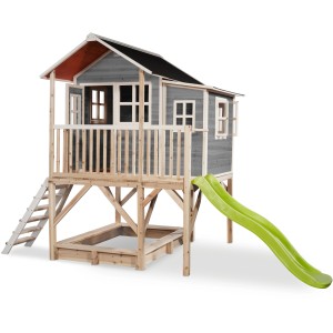 Maisonnette en bois grise EXIT Loft 550 avec toboggan, bac à sable et échelle.
