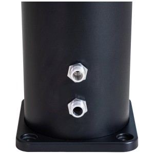 Dettaglio: Doccia solare nera Steinbach Pure 40 l con attacchi acqua.