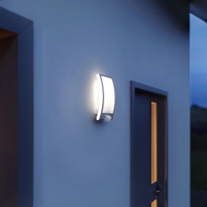 Applique murale extérieure moderne Steinel L22 S en acier inoxydable avec détecteur de mouvement sur mur de maison.