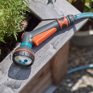 Gardena Set avviamento doccia multifunzione Classic su scatola di legno. Spruzzatore da giardino con raccordo per tubo.