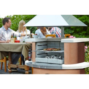 Barbecue de jardin Buschbeck Kampen terracotta-blanc avec hotte en inox en cours d'utilisation.
