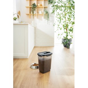 Rotho Tierfutterbehälter Cody 10L, transparent/grau, neben einem Futternapf mit Trockenfutter.