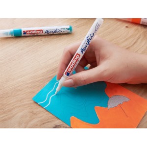 Main peignant une carte avec le marqueur acrylique Edding 5000 turquoise. Peinture acrylique pour toile, papier et bois.