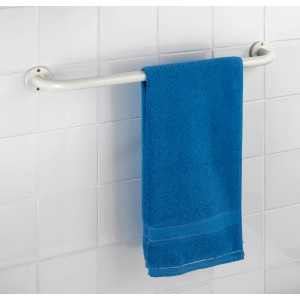 Wenko portasciugamani Basic, acciaio inox bianco, con asciugamano blu su parete bianca.