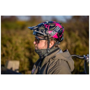 Muc-Off Winter-Halswärmer Punk Vlies Grün am Hals einer Person mit Fahrradhelm.
