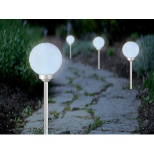 Diverse luci solari da esterno Trani LED a forma di sfera lungo un sentiero del giardino, Ø 30 cm.