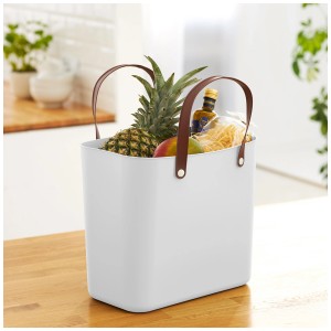 Rotho Albula Multibag Style in bianco vischio, 25 l, pieno di alimentari, con manici marroni.