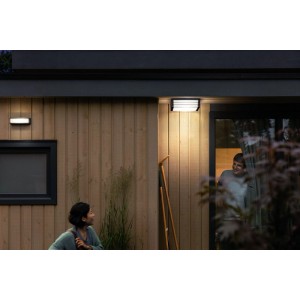 Plafonnier moderne Philips MyGarden Moonshine anthracite sur façade en bois.