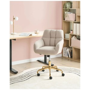 Chaise de bureau Beliani Palmdale, bouclé beige clair, piètement doré, roulettes, dans un bureau à domicile.