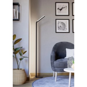 Lampada da terra LED Eglo Mirante nera e sottile in soggiorno moderno. Lampada dimmerabile con luce indiretta.