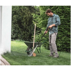 Homme utilisant un nettoyeur haute pression Kärcher K 2 Universal Edition dans le jardin pour le nettoyage.