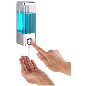 Wenko Istres dispenser sapone, 320ml, trasparente/cromo, con mano sotto il dispenser.