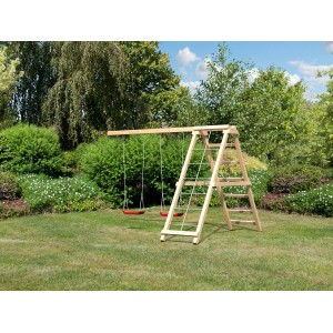 Balancelle double Karibu avec rampe en filet et structure d'escalade en bois pour cabanes sur pilotis dans le jardin.