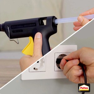 Pistola per colla a caldo Pattex con stick di colla a caldo trasparente e inserimento nella presa.