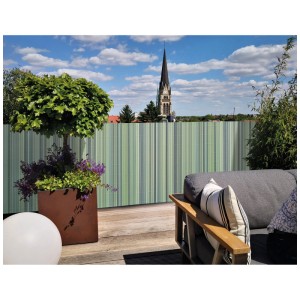 Revêtement de balcon Videx vert roseau (90x300 cm) comme brise-vue sur un balcon.