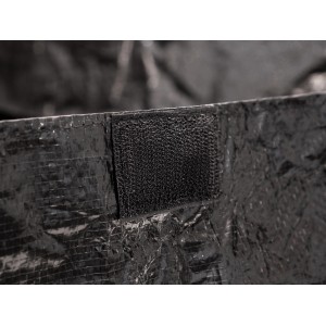 Dettaglio: Protezione bagagliaio nera con chiusura a velcro. Il tessuto protegge dallo sporco.