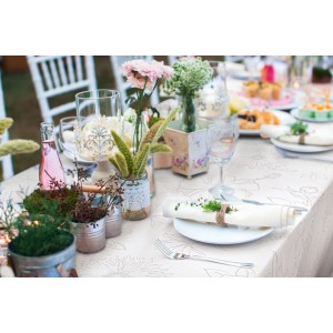Table festive avec la nappe d-c-fix Palmas Natur, motif floral, Ø 150 cm.