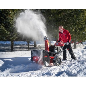 Fraises à neige Al-Ko Snowline 700 E en action : Un homme déblaie la neige avec la fraise à neige à essence.