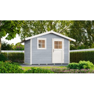 Casetta da giardino in legno grigio con tetto a due falde, porta e finestra bianche in un giardino.