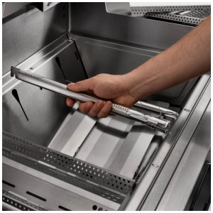Insertion d'un brûleur en acier inoxydable dans un barbecue à gaz Burnhard Grant.