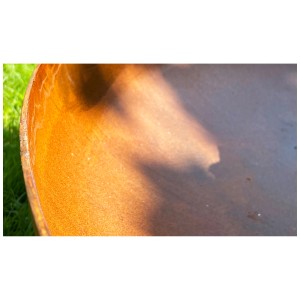 Gros plan sur la brasero en acier couleur rouille Sonnenkönig Calma.