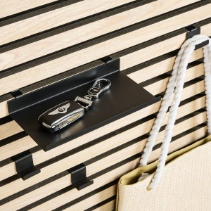 Mensola nera DenPanels (20 cm) per pannello acustico con chiavi e borsa.