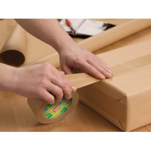 Nastro adesivo Tesa Pack Paper marrone utilizzato per sigillare un pacco.