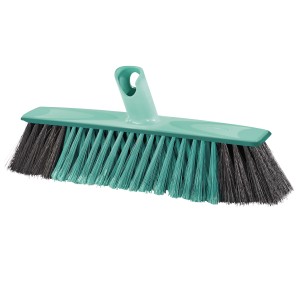 Scopa multiuso Leifheit Xtra Clean, larghezza 30 cm, con testa verde menta e setole nere e verde menta.