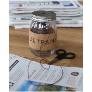 Papierschere (12,5 cm) neben Glas mit Kordel und Aufschrift Altpapier auf Tisch mit Zeitung.