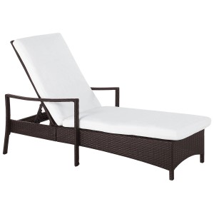 Lettino da giardino Beliani Vasto in rattan marrone con cuscini bianchi.