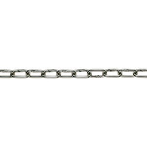 Nahaufnahme einer vernickelten Rundstahlkette (Ø 2,5 mm) für Bootstechnik.