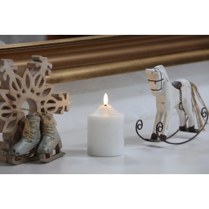 Weiße 3D LED Echtwachs Kerze Vela, 7,5x12cm, mit Deko-Elementen wie Holzpferd und Schlittschuhen.